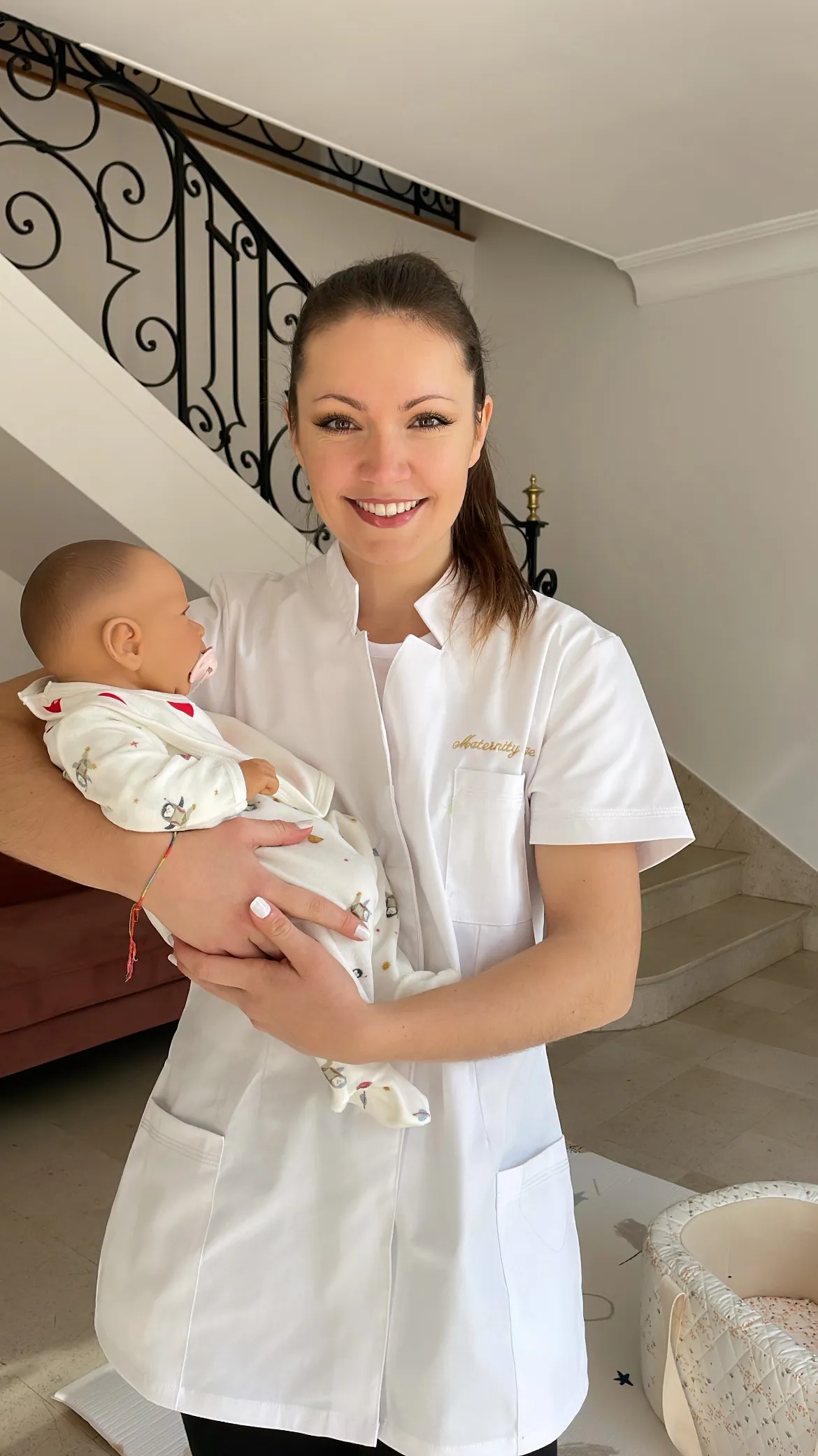 Maternity Nurse tenant un nourrisson dans ses bras - Art de l'accompagnement