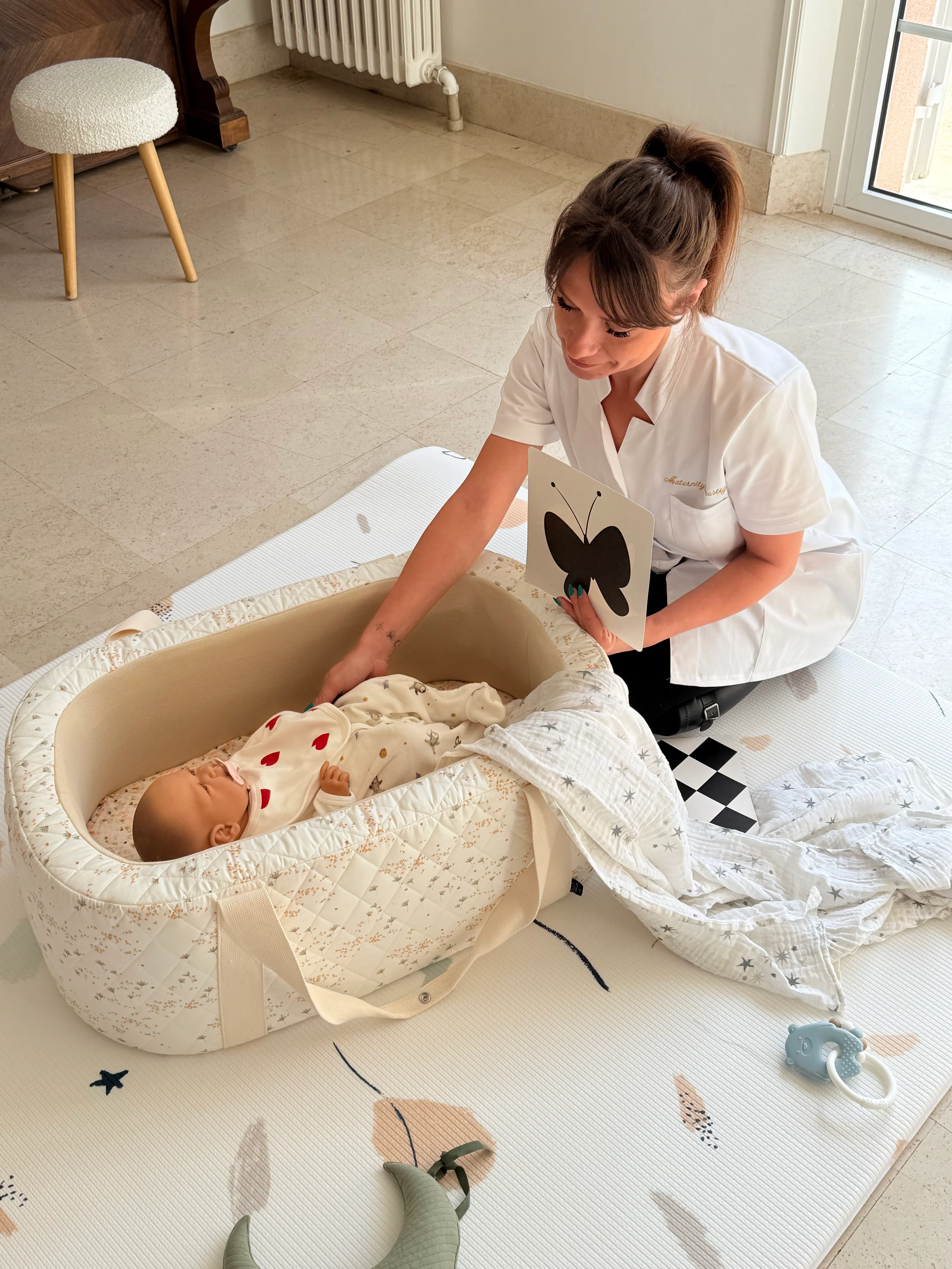Maternity Nurse accompagnant un bébé